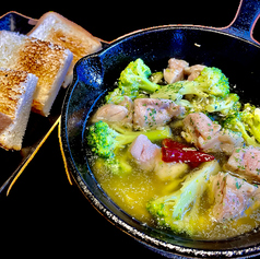 もも肉とブロッコリーのアヒージョ