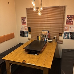 鉄板付きのテーブル席では、お客様ご自身でお好み焼きやもんじゃを焼いて、お召し上がりいただけます。皆様で一緒にワイワイ楽しめるので、会社の歓送迎会や二次会などの、各種宴会にもオススメです◎アツアツの鉄板を囲んで、お好み焼きの香りと楽しい雰囲気が広がるテーブル席は、素敵な思い出に残ること間違いなし♪