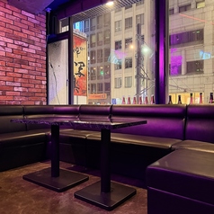 窓際のテーブルでゆっくりお寛ぎくださいませ。眼下には六本木の一等地の街が見下ろせます。