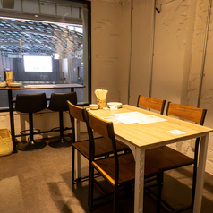 テーブル席が4名掛けが4卓ございます。お席をくっつけることで、最大16名様までの団体利用も可能です。各種宴会やお集まりなどの楽しいひとときをお過ごしください。