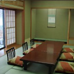 2～8名様の個室「伊万里」は、落ち着いた雰囲気が魅力の完全個室です。日本庭園を臨む窓からは、柔らかな光が差し込み、穏やかな時間を演出します。お顔合わせや、お誕生日などの各種記念日にぴったりです。