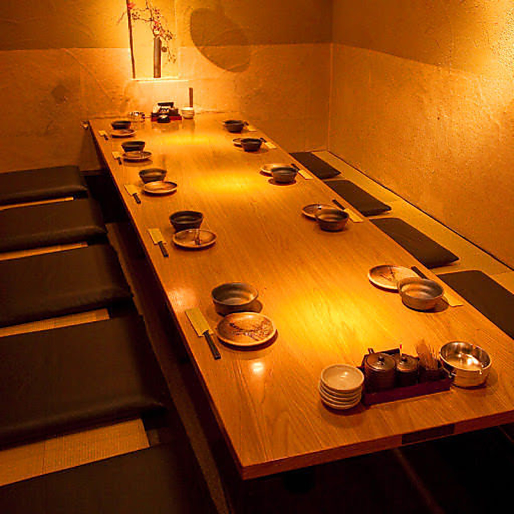 駅近とは思えない落ち着いた雰囲気が自慢！絶妙な照明加減とシックで洗練された内装…人気店です。