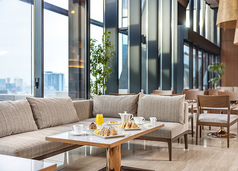 ゆったりと寛げる広々としたソファー席をご用意。ご友人同士の集まりやグループでのランチにもぴったりです◎上質なファブリックに身をゆだねながら、パノラマビューを背景に会話も弾みます。プライベート感のある落ち着いたお席で、心満たされるひとときをどうぞ。