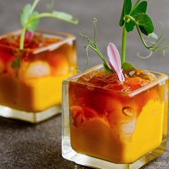 お一人様1つ食べて欲しい「ウニ、海老、ホタテ、コンソメジュレと季節野菜のムース」の写真