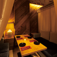 ふかふかソファと暖かい照明が特徴のリゾートラウンジ個室！4名様用を1席ご用意しています。