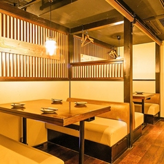 落ち着いた店内空間にあるテーブル席は個室ではなくとも、ゆったりとお食事を楽しむことが可能です。宴会コースや美味しい逸品料理、種類豊富なドリンクをご用意してお待ちしております。