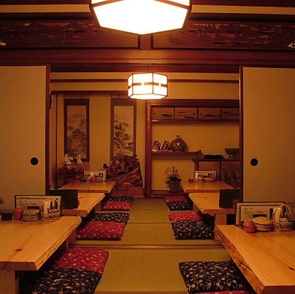 【2F】　雰囲気抜群の昭和風個室。　10名様前後の個室にも変身。