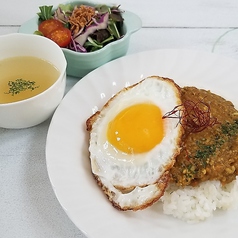 大地のスパイスキーマカレー(目玉焼き)
