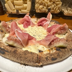 古民家に薪窯 ピッツァの香ばしさ