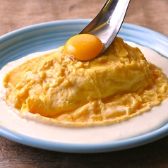 【3】さらに、オムライスの上に卵黄を乗せて、