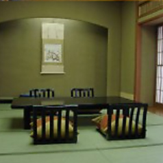 2～8名様の個室「美濃」は、洗練された静寂が心地よいお部屋です。大切なビジネスシーンでの接待や、静かに語り合いたいご会食にふさわしい凛とした空気が流れています。日本庭園を望める、情緒あるの美しさが、お相手への信頼をより一層深めてくれます★