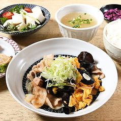デラックス 木須肉(豚肉とキクラゲの卵炒め)定食