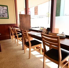 カウンター席は5席。お一人様でのクイックなランチや、カップルでの横並びデートに使い勝手の良いお席です。光の差し込む開放的なお席でリラックスしながら、シェフが腕を振るうこだわりのイタリアンをご堪能いただけます◎