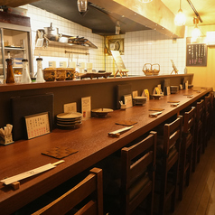 おひとり様でも大歓迎！当店はふらっと気軽に立ち寄れるお店です。自分のペースで気兼ねなく満喫できる、至福のサク飲みにぴったりな空間。店内にはゆったりと過ごせるカウンター席をご用意しました。周りを気にせず自分だけの時間を楽しめる１名様用のお席が３席ございます★今日はおひとりでふらっと一杯いかがですか♪