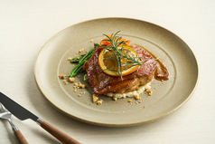 焼きオレンジとローズマリーのチキンコンフィ