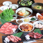 新鮮な食材を使った多彩な料理が揃うコースで、心満たされるひとときを存分に楽しめる内容となります