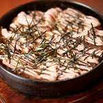 当店オススメ♪明太子とマヨネーズを加えたおつまみメニュー「明太マヨギョーザ」はお酒との相性も◎