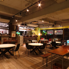 【フロア貸切可能】貸切、40人～52人です。広々としたスペースです。イベントやパーティーに最適で、プライベート感を大切にしながら楽しい時間を過ごせる魅力的なお席です。美味しい料理と笑い声が響く、夜の宴をお楽しみください。