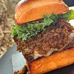 肉×カレーの黄金比！キーマカレーたっぷり！国産牛パティとチェダーチーズが溶け合う至福【肉とカレー】の写真