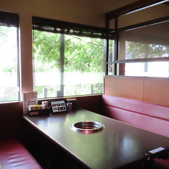 わいわい楽しく焼肉を堪能できる6人ボックス席をご用意しております。お友達やご家族と一緒に楽しい時間をお過ごしいただけます。美味しいお肉と楽しいひとときをご体験ください。