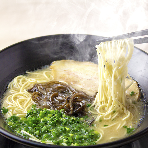 国産の厳選素材を使用し、こだわり抜いた当店のラーメン…今と昔を伝える渾身の一杯。