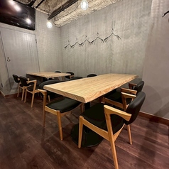 当店では、4名様掛けのテーブル席をご用意しております。落ち着いた雰囲気の中で、接待や会食、仕事帰りの飲み会など、さまざまなシーンに最適です。プライベート感のある空間で、ゆったりとした時間を過ごしながら、美味しい料理を楽しむことができます。快適な座り心地の席で、心温まる会話をお楽しみください。