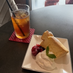 ホイップを添えた、ふんわりしたシフォンケーキをぜひ♪