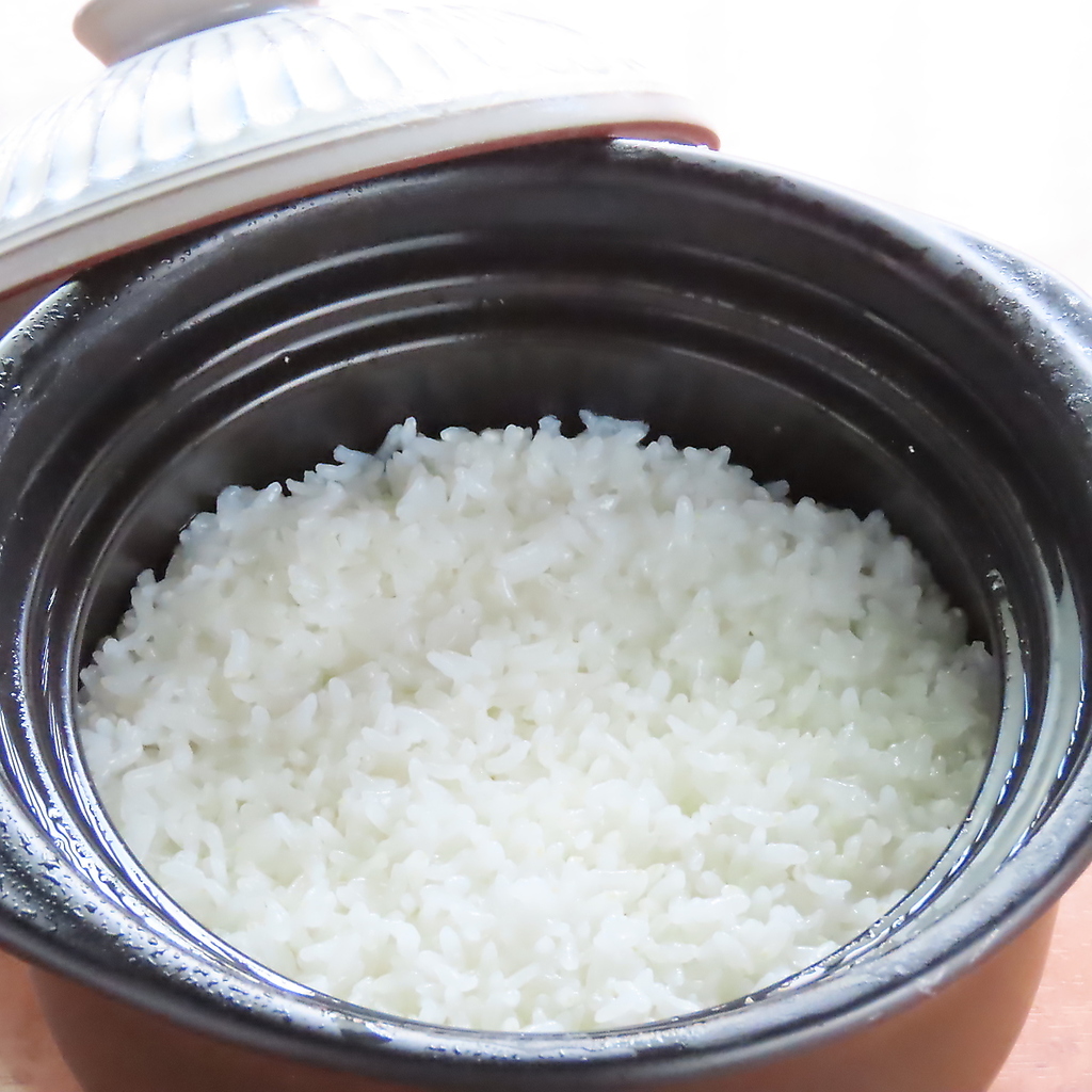 三次産のこしひかりを使用した炊き立ての釜炊きご飯は、艶々で真っ白。甘味が際立ち絶品の味わいです