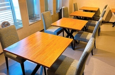 テーブル席は通常時スクリーンで仕切っておりますが５テーブル連結で12名様まで座ることが出来ます。