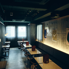 【テーブル】最大18名までお座りいただけるテーブル席。片面がソファーになっており、ゆったりお寛ぎいただけます。