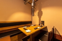 心がほどけるようなひとときを過ごせるお席をご用意しております。初めてご来店の方も自然とリラックスしていただけるよう、あたたかな接客や、ご家族での団らんにぴったりのテーブル席はもちろん、グループや会社宴会にも使いやすい広々としたスペースも完備。気軽な食事からパーティーまで幅広いシーンにお応えできます♪