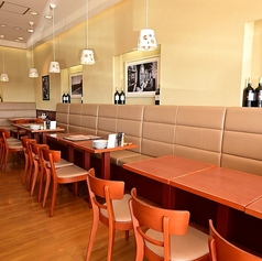 浦添での女子会におすすめの、6名様掛けソファー席は6卓をご用意。広々とした座面で、ゆったりとお食事や会話をお楽しみいただけます。グループのお集まりでも、プライベートな感覚で賑やかな時間を過ごせるのが魅力です♪