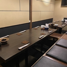 大人数での集まりにもぴったりな、広々としたテーブル席を贅沢に完備！12名席×1席をご用意しており、最大12名様までの賑やかな宴会やパーティーも可能です♪大切な仲間と楽しい時間を共有できるのが嬉しいポイント★ゆったりとした空間で、特別なひとときをぜひ過ごしてください。皆様のご来店を心よりお待ちしています！