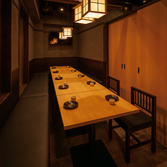 ［7～10名様］落ち着いた雰囲気の中で、少人数の会食や気の置けない仲間との食事、ビジネスシーンまで幅広く対応可能。横並びの席配置が、会話のしやすさと居心地の良さを兼ね備えております。