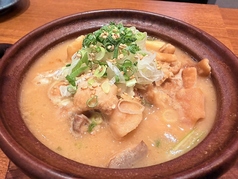 【い志井名物】じっくり煮込みトロトロ！旨味が芯まで染みた極上もつ煮込み豆富の写真
