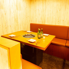 【焼肉フロア】1名様から気軽に使えるテーブル席。新宿でのランチタイムにぜひ当店の焼肉をご堪能くださいませ。