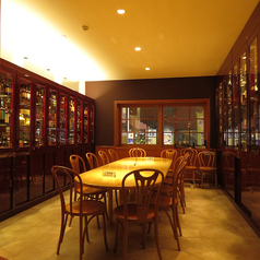 特注の長テーブルは最大14名様迄お掛けいただけます。