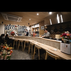 カウンター９席のお店です。６名様から貸し切りにできます。