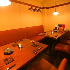 【3階｜テーブル完全個室】8～10名様迄利用可能。横浜での中規模宴会におすすめのお席です。飲み放題付コースもございますので併せて是非ご予約ください。