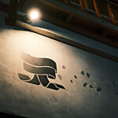 雰囲気のある照明で照らされる看板が目に入れば、思わず吸い込まれてしまいそう。