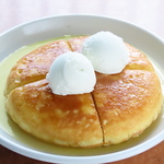 名物ホットケーキは、ふんわりと柔らかく〆のデザートやお茶うけに最適です！バニラアイスと一緒に◎