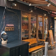 大阪中心部の路地裏にひっそりと佇む大人の炭焼きバル