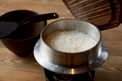 羽釜炊きご飯とともにお召し上がりください。肉の旨みが、より際立ちます。