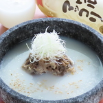 石鍋で提供する特製のお肉が入ったスープ◎濃厚ですが優しい味わいになっており♪心温まる一品です。