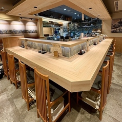 職人の揚げている様子を目の前でご覧頂けるカウンター席