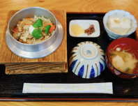 素材から追求した本格派！名物「温泉釜めし」を堪能♪