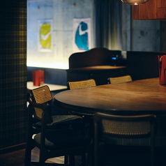 【テーブル】最大12名までお座りいただけるテーブル席。片面がソファーになっており、ゆったりお寛ぎいただけます。