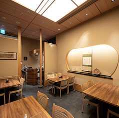 《2名席×5卓》静かで落ち着いた雰囲気は、接待などビジネスシーンにも。本格鰻料理と四季折々の日本料理が楽しめるコースもご用意しております。