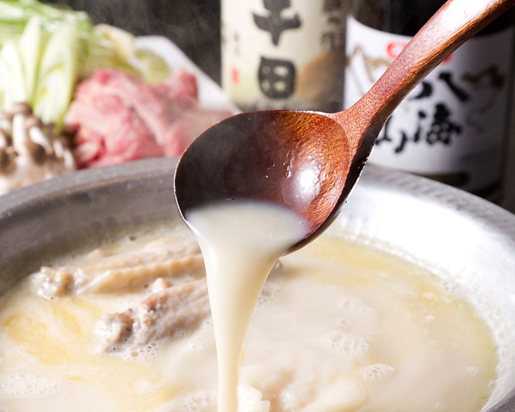 【水炊き】鶏ガラをふんだんに使い8時間以上じっくり炊いて造った濃厚白濁スープを使用した水炊き
