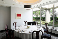 ・4名様よりご利用いただけます。　・前日までのご予約制　・［ランチ］1名様￥9,500以上のメニュー［ディナー］1名様￥13,500以上のメニュー・3名様以下の場合、金額が満たない場合は別途個室料を頂戴いたします。